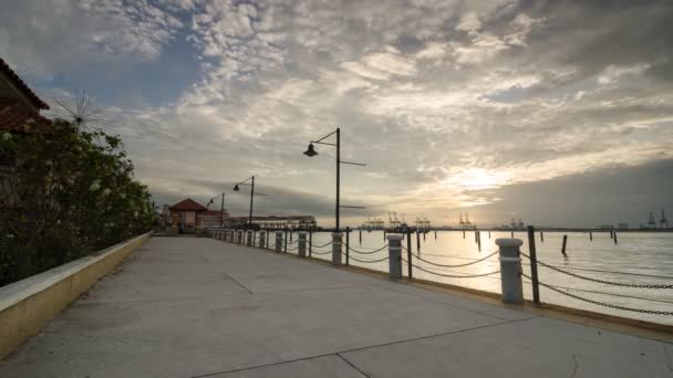 Timelapse nascer do sol no caminho ao lado do mar — Vídeo de Stock