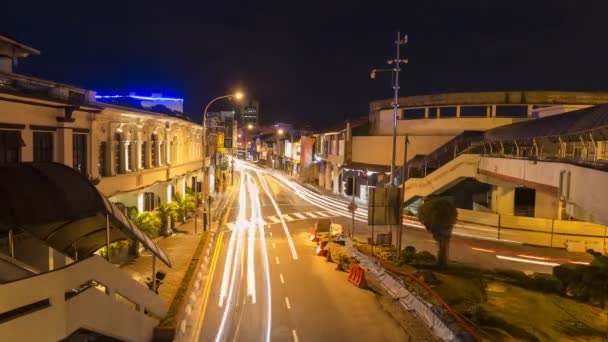 Timelapse Penang Road pendant la nuit avec un trafic achalandé . — Video