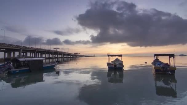 Timelapse sunrise rybářská loď parkování na Penang Bridge — Stock video