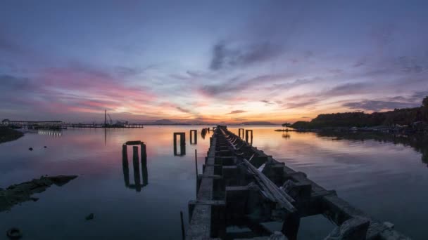 Timelapse crepúsculo hora por encima de la píldora rota cerca de pueblo pescador . — Vídeos de Stock