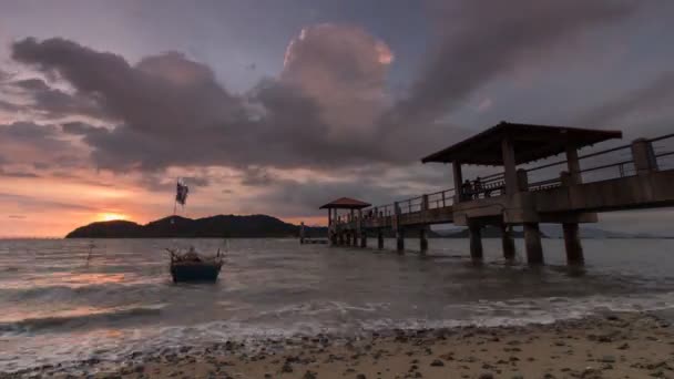 Zeitraffer dranatischer Sonnenuntergang bei batu kawan — Stockvideo