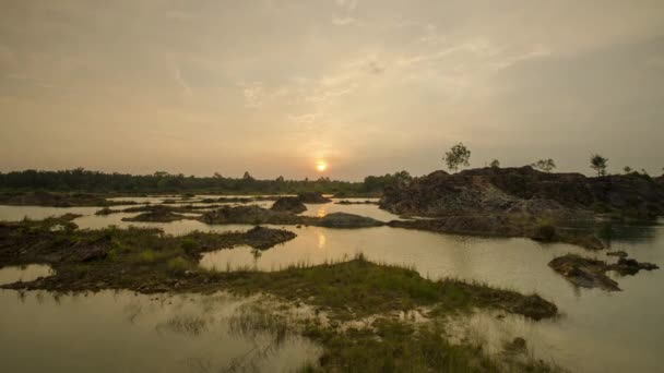 Coucher de soleil Timelapse dans le marais près de la zone rurale — Video