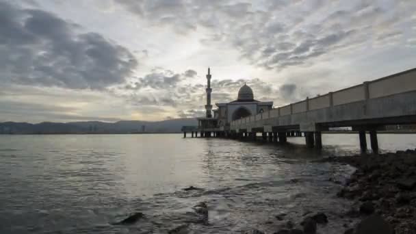 Timelapse zonsondergang drijvende moskee. — Stockvideo