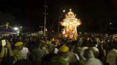 Kalabalık önünde Tapınağı Shree Muniswarar Thaipusam sırasında adanmışların.