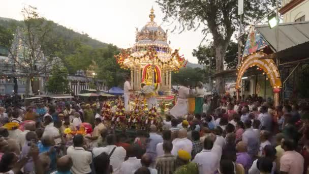 De priester en de personeelsleden van de tempel binnentreden standbeeld heer Muruga de strijdwagen zilver — Stockvideo