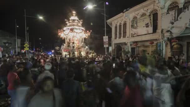 Devotees gather at the street during procession of Silver chariot — Stock Video