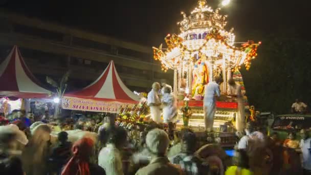 Devotees fulfill their vows in front of statue lord Muruga — Stock Video