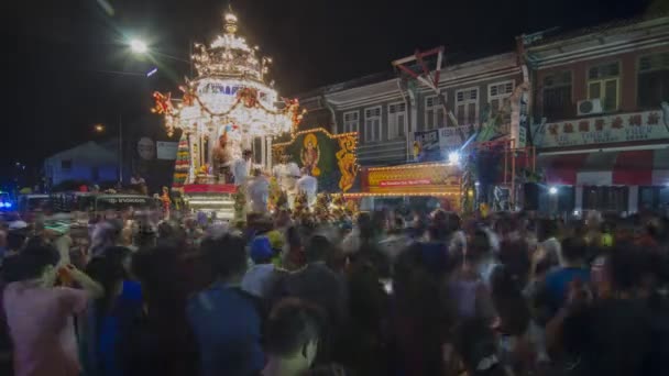 Silver chariot bedriva Herren Murugan processionen. — Stockvideo