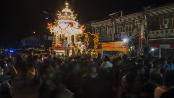 Gümüş chariot ziyaret 'thanir panthal' durak, Thaipusam Festivali sırasında. — Stok video