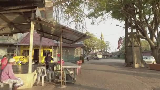 Um estilo de vida de pequena cidade tradicional durante a hora da noite na Malásia — Vídeo de Stock