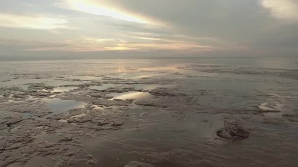 Gyönyörű naplemente a tenger felé folyó torkolatánál. — Stock videók