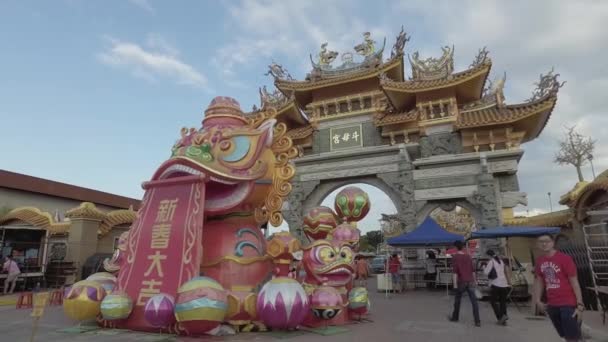 Tow Boo Kong Temple Butterworth mis en place avec grande statue de chien — Video