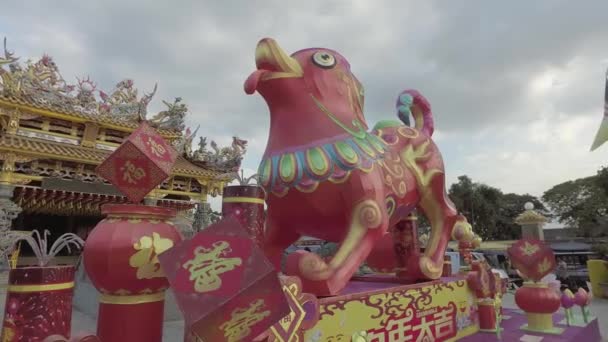 Panning Nine Emperor Gods Temple con estatua de perro . — Vídeo de stock