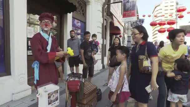 Klaun oblečení tradiční čínské tričko pobavit s dětmi. — Stock video