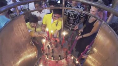 Yılan Tapınağı'nda hayranları tarafından yanan mum.