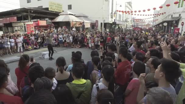 Сотни посетителей наслаждаются огнем уличного артиста — стоковое видео
