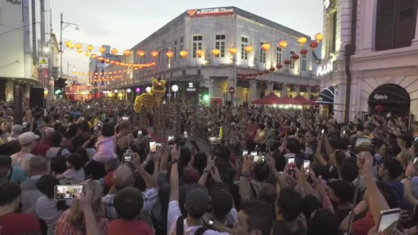 Cattura la foto in pubblico e goditi la performance di danza del leone — Video Stock