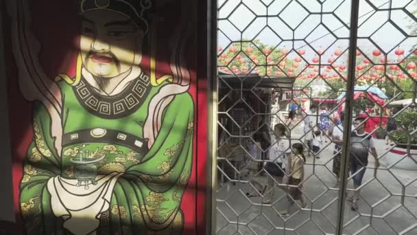 Бог Дверь с посетителем посетить змеиный храм . — стоковое видео