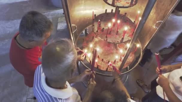 Bayan Lepas, Penang/Malajsie - 20 února 2018: veřejné hoří svíčky v chrámu. — Stock video
