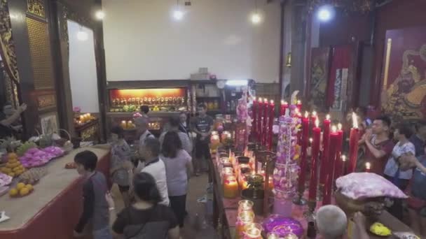 Panning shot китайский храм имеет красивую красочную архитектуру . — стоковое видео