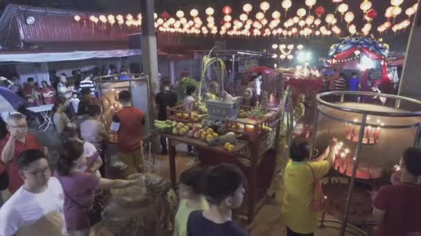 Les Chinois prient au temple . — Video