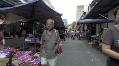 İnsanlar sabah ıslak pazar Chowrasta alışverişe gitmek.