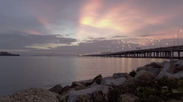 Sonnenaufgang am felsigen Strand an der Penang-Brücke — Stockvideo
