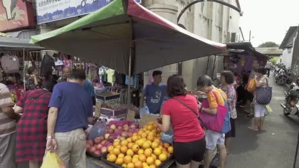Ludzie kupują owoców na stoisku o pasar pagi, Ayer Itam — Wideo stockowe