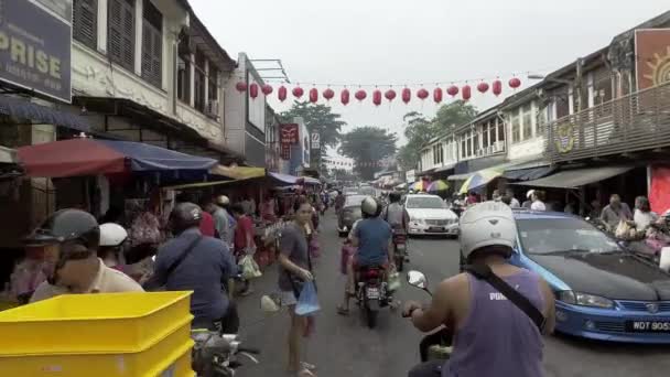 Tráfego matutino ao lado do mercado úmido Ayer Itam . — Vídeo de Stock