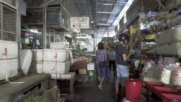 Vrouw gaan winkelen op de natte markt. — Stockvideo