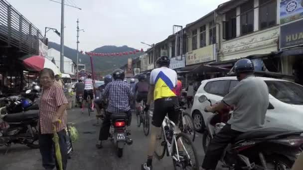 Ciclista y el tráfico en la pequeña ciudad, Ayer Itam . — Vídeos de Stock