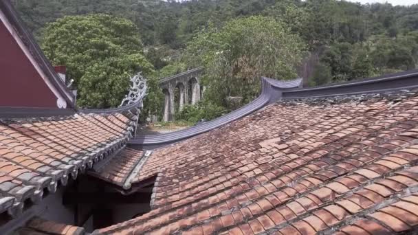 Ele funicular ferroviário carro de cabo vista a partir do topo do telhado do templo . — Vídeo de Stock