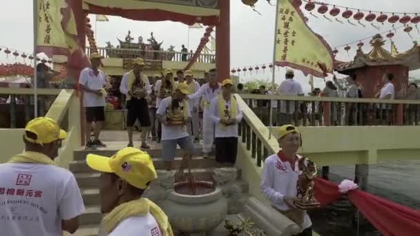 Le personnel porte des divinités statutaires et entoure le temple . — Video