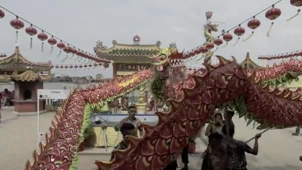 Actuación de danza del dragón en el templo chino tradicional , — Vídeos de Stock