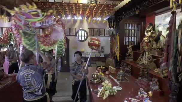 Dragon dansföreställning inne i traditionella kinesiska templet, — Stockvideo