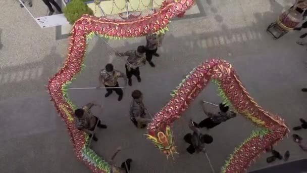 Desempenho da dança do dragão no templo flutuante, quay da solda . — Vídeo de Stock