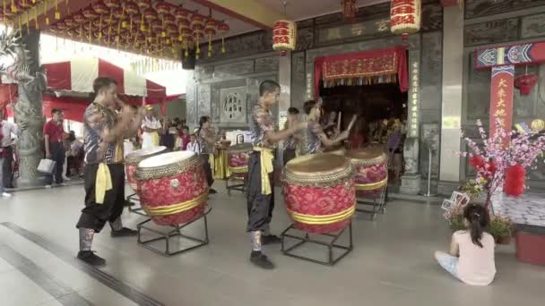 Desempenho de tambor no templo chinês . — Vídeo de Stock