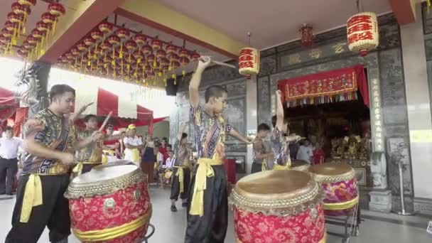 很少有青少年有传统的中国鼓表演 — 图库视频影像