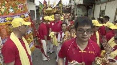 Personel heykeli Tanrı için alay taşımak.