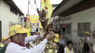 Devotee kravat Tanrı dragon tekne sunakta Mareşali.