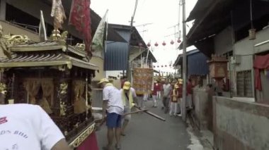 Geleneksel Çince Tanrı için alay hazırlanması.