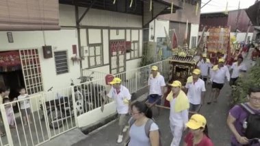 Tanrı heykeli ile Sedan sandalyeyi kapının