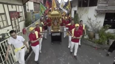 Kişi içinde belgili tanımlık çöp heykeli Tanrı taşımak.
