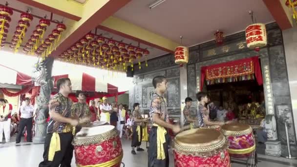 寺庙前春节庆典中的鼓表演. — 图库视频影像