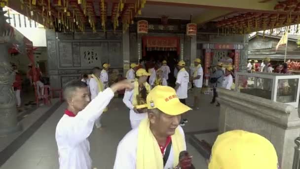 Zaměstnanci provádět socha božstva čínské tradiční chrámu pro oslavy. — Stock video