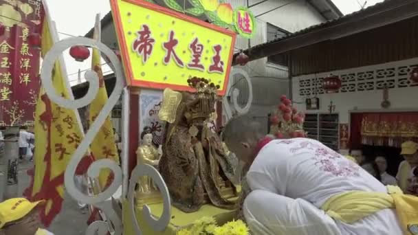 Le personnel organise correctement la statue de divinité chinoise sur l'autel . — Video