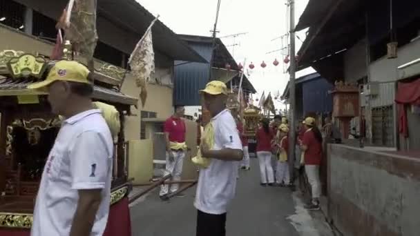 Publiek voor te bereiden op het voeren van het standbeeld van godheid voor de processie in de middag. — Stockvideo