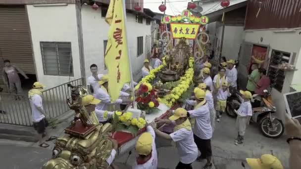 Procesión del emperador de Jade a lo largo de la casa tradicional china en el barco del dragón . — Vídeo de stock