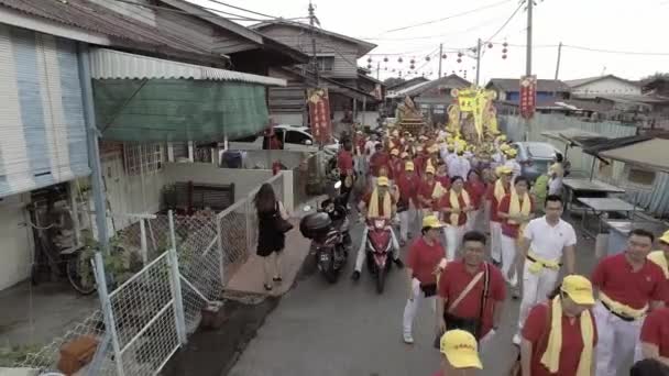 Hoge hoek van traditionele chinese godheid processie op clan steiger. — Stockvideo