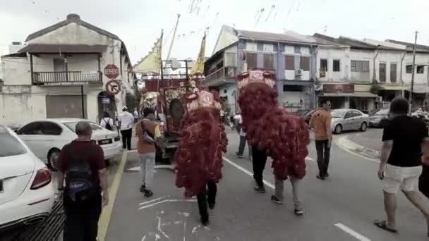 Actuación de danza del león en la procesión de la deidad china . — Vídeos de Stock